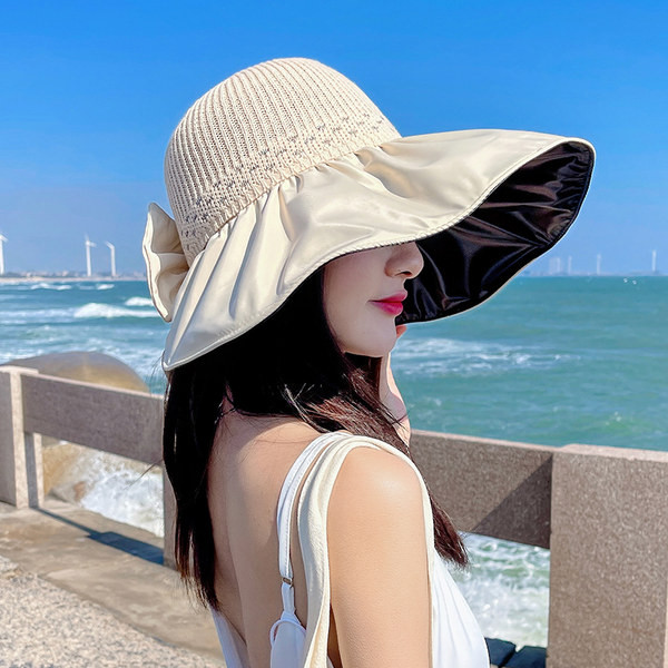 Ženski slamnati šešir s tekstilnim šilterom