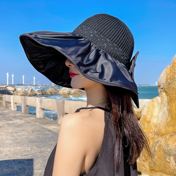 Ženski slamnati šešir s tekstilnim šilterom