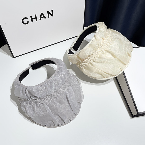 Tekstilni vizir sa skupljenim efektom