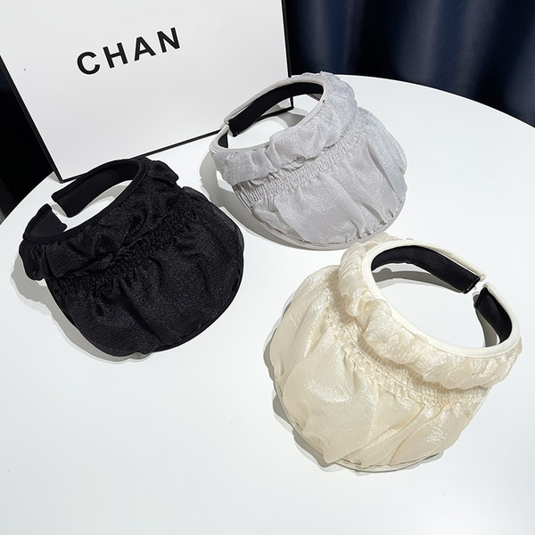 Tekstilni vizir sa skupljenim efektom