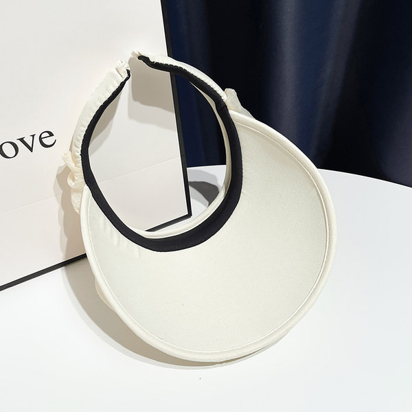 Tekstilni vizir sa skupljenim efektom