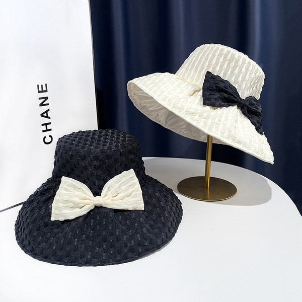 Ženski ljetni šešir s trakom - bijela i crna boja