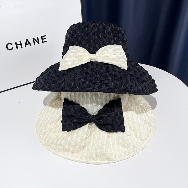 Ženski ljetni šešir s trakom - bijela i crna boja