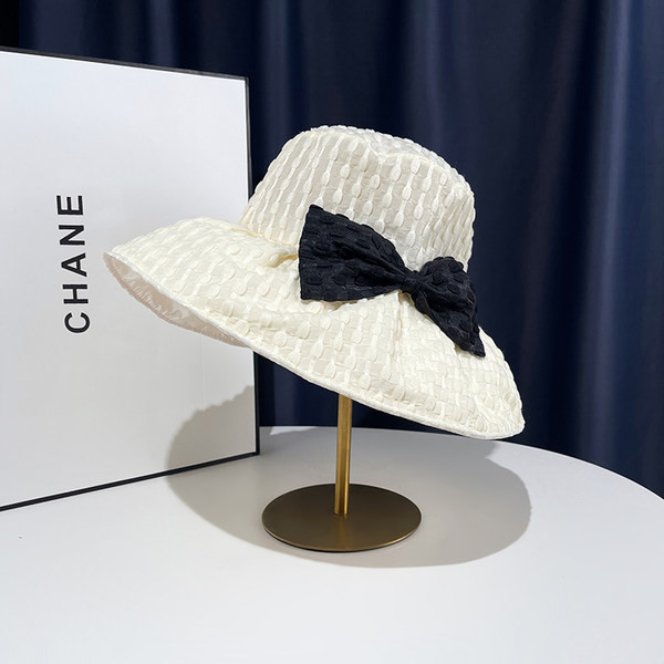 Ženski ljetni šešir s trakom - bijela i crna boja