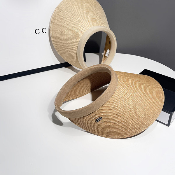 Μοντέρνο ψάθινο γείσο με μεταλλική προφορά