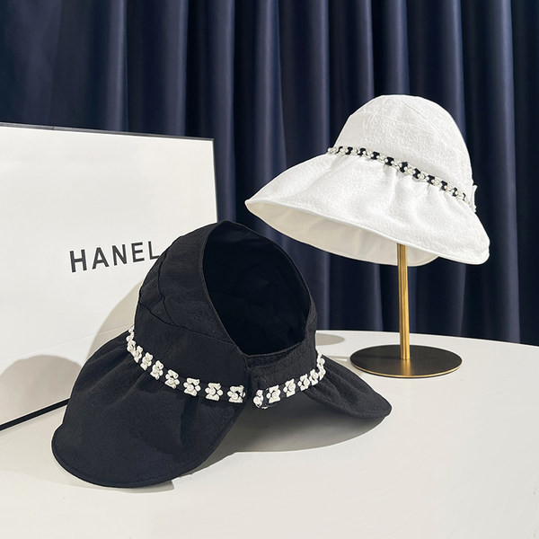 Ženski šešir sa širokim obodom i biserima - pogodan za ljeto