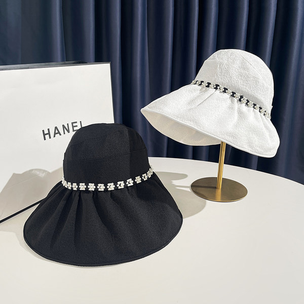 Ženski šešir sa širokim obodom i biserima - pogodan za ljeto