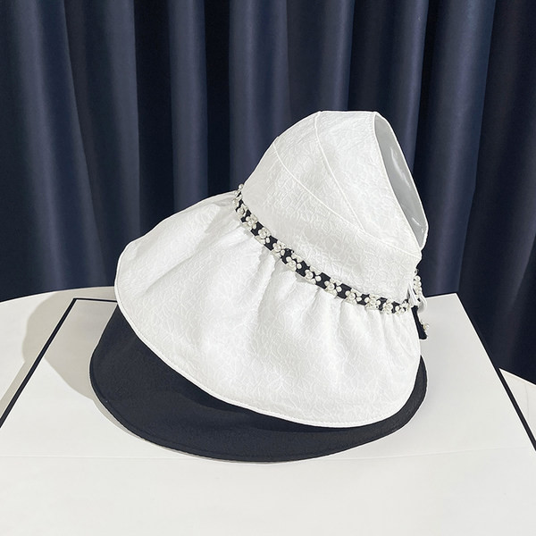 Ženski šešir sa širokim obodom i biserima - pogodan za ljeto