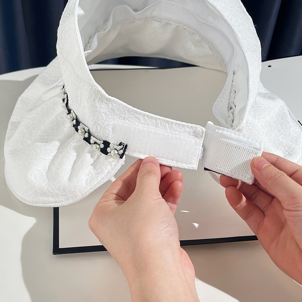 Ženski šešir sa širokim obodom i biserima - pogodan za ljeto