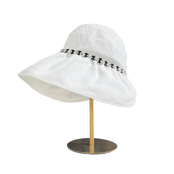 Ženski šešir sa širokim obodom i biserima - pogodan za ljeto