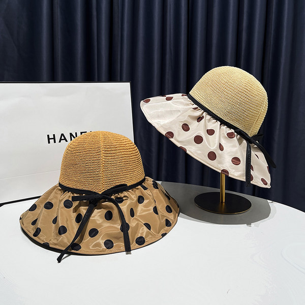 Ljetni slamnati šešir s tekstilnim šilterom