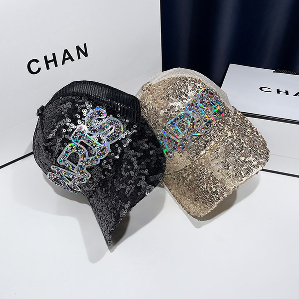 Ženska kapa sa šilterijom i šljokicama