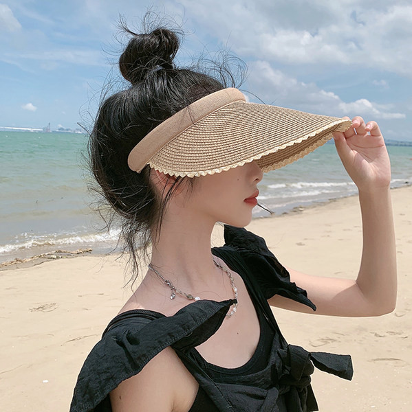 Plataus krašto šiaudinis skydelis