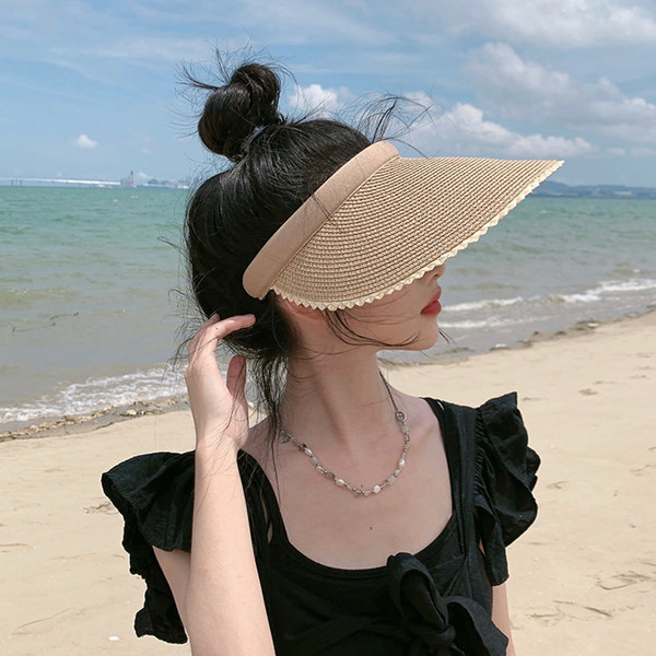 Plataus krašto šiaudinis skydelis