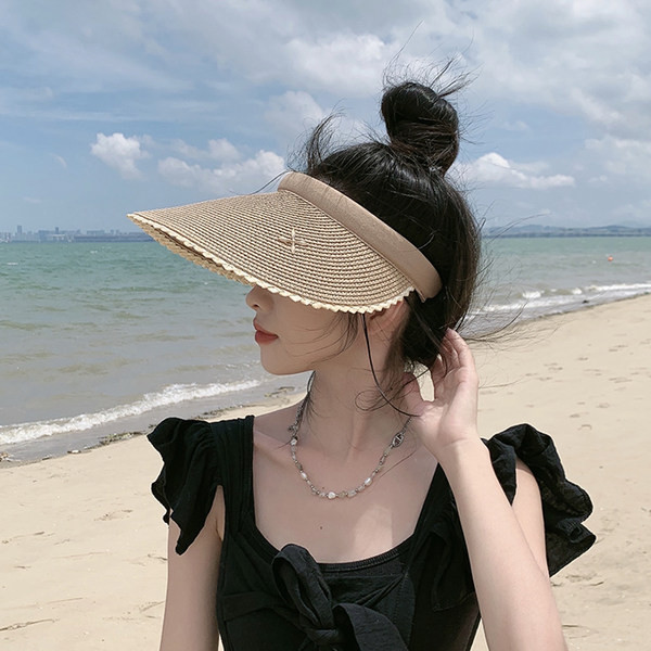 Plataus krašto šiaudinis skydelis