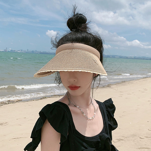 Plataus krašto šiaudinis skydelis