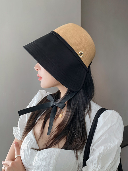 Ženska ljetna kapa s metalnim ukrasom