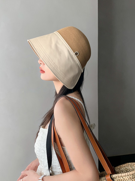 Ženska ljetna kapa s metalnim ukrasom