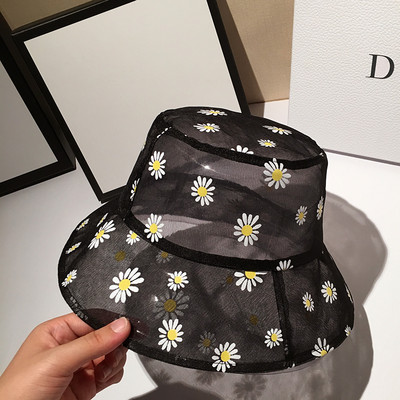 Καλοκαιρινό καπέλο με λουλουδάτο μοτίβο - σε λευκό και μαύρο  χρώμα