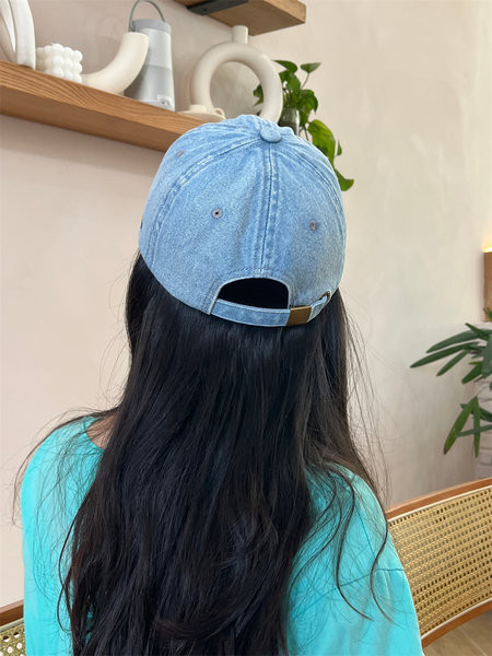 Ležerna ženska traper kapa sa šiltom