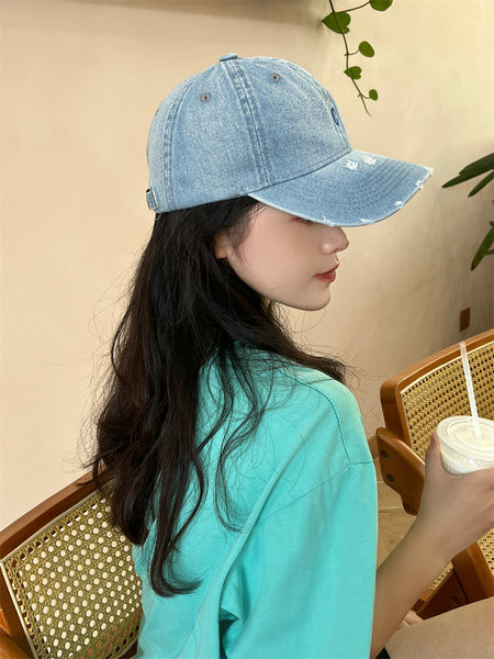 Ležerna ženska traper kapa sa šiltom