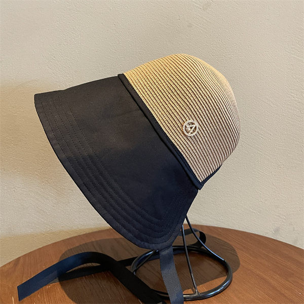 Šešir za sunčanje s obodom i metalnim elementom