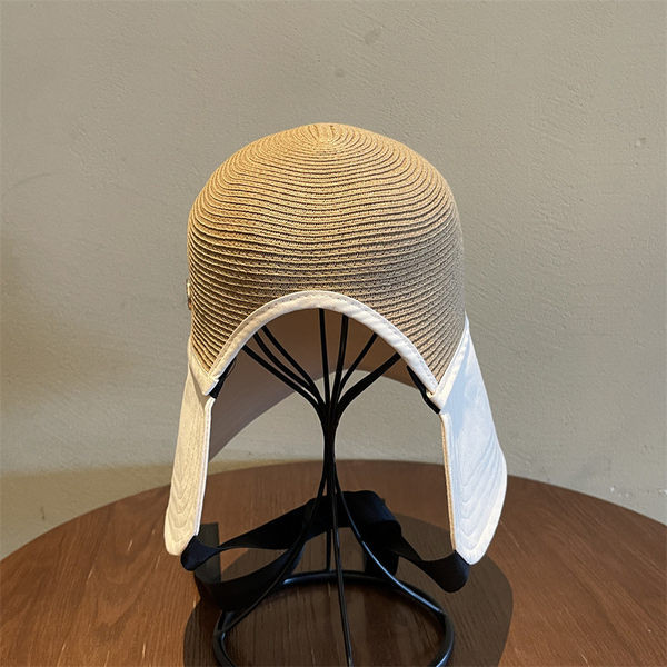 Šešir za sunčanje s obodom i metalnim elementom