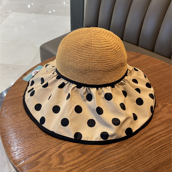 Ljetni ženski šešir sa širokim obodom na točkice
