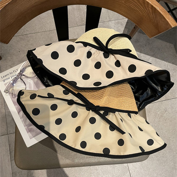 Ljetni ženski šešir sa širokim obodom na točkice