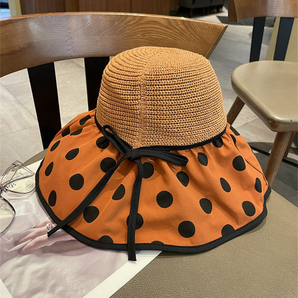 Ljetni ženski šešir sa širokim obodom na točkice