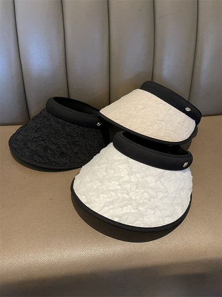 Novi model ženske kape sa šiltom i metalnim elementom