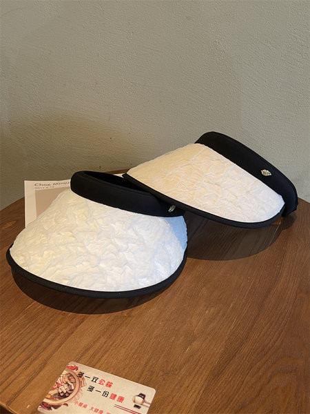 Novi model ženske kape sa šiltom i metalnim elementom