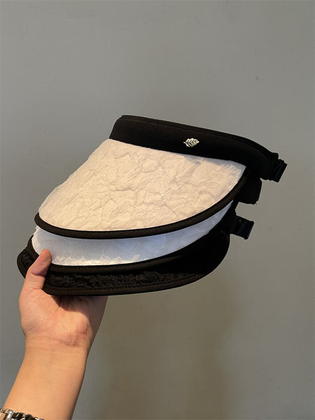 Novi model ženske kape sa šiltom i metalnim elementom