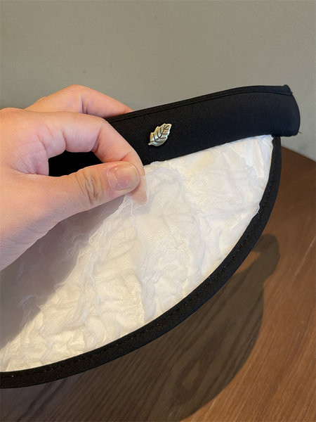 Novi model ženske kape sa šiltom i metalnim elementom