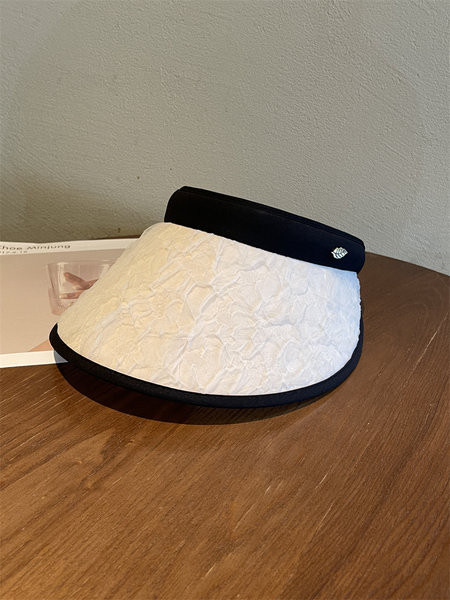 Novi model ženske kape sa šiltom i metalnim elementom