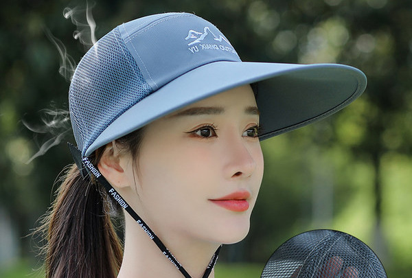 Ljetna kapa sa šiltom i mrežastim materijalom