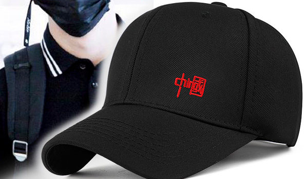 Текстилна мъжка шапка с козирка и бродиран надпис