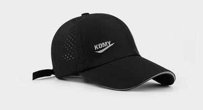 Мъжка шапка с козирка от бързосъхнеща материя и мрежеста част