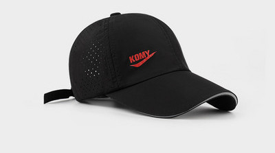 Мъжка шапка с козирка от бързосъхнеща материя и мрежеста част