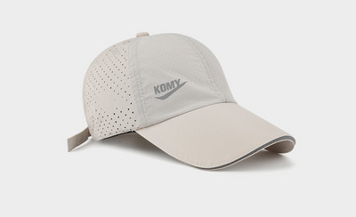 Мъжка шапка с козирка от бързосъхнеща материя и мрежеста част