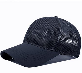 Текстилна шапка с козирка и мрежеста част