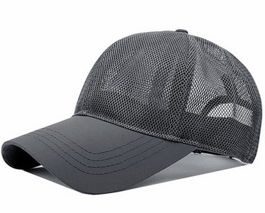 Текстилна шапка с козирка и мрежеста част