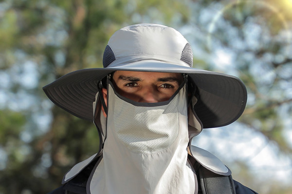 Мъжка шапка - с голяма периферия покриваща лицето