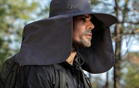 Мъжка шапка - с голяма периферия