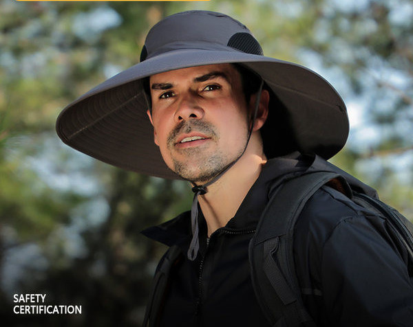 Muški ljetni šešir od prozračnog materijala pogodan za planinu