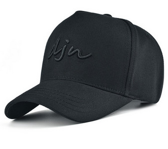 Мъжка текстилна шапка с козирка и бродиран надпис