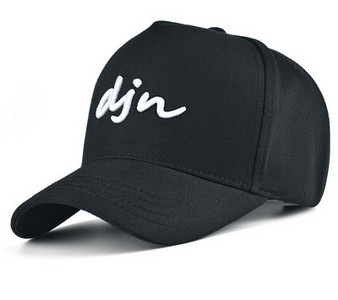 Мъжка текстилна шапка с козирка и бродиран надпис