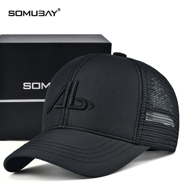 Текстилна шапка с козирка и бродерия