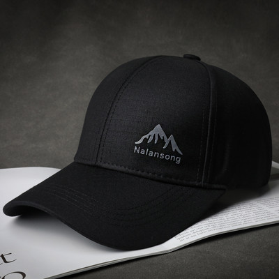 Ежедневна мъжка шапка с козирка и надпис