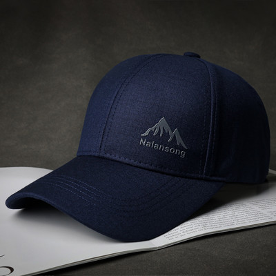 Ежедневна мъжка шапка с козирка и надпис